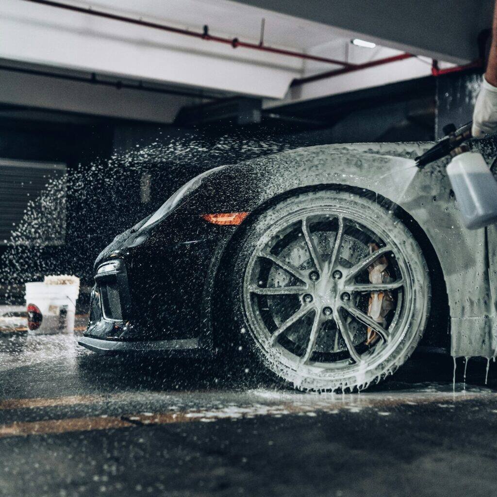 Lavage à la main d'une voiture noire