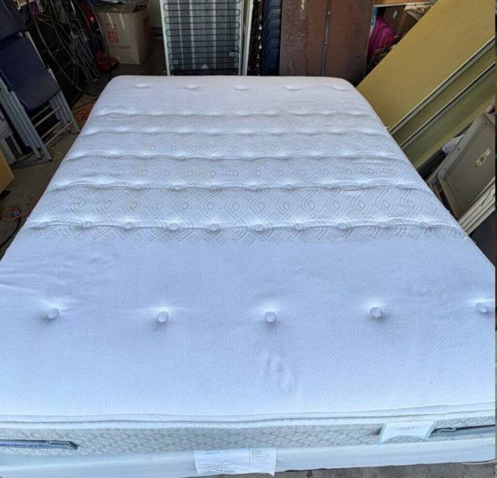Le même matelas après nettoyage