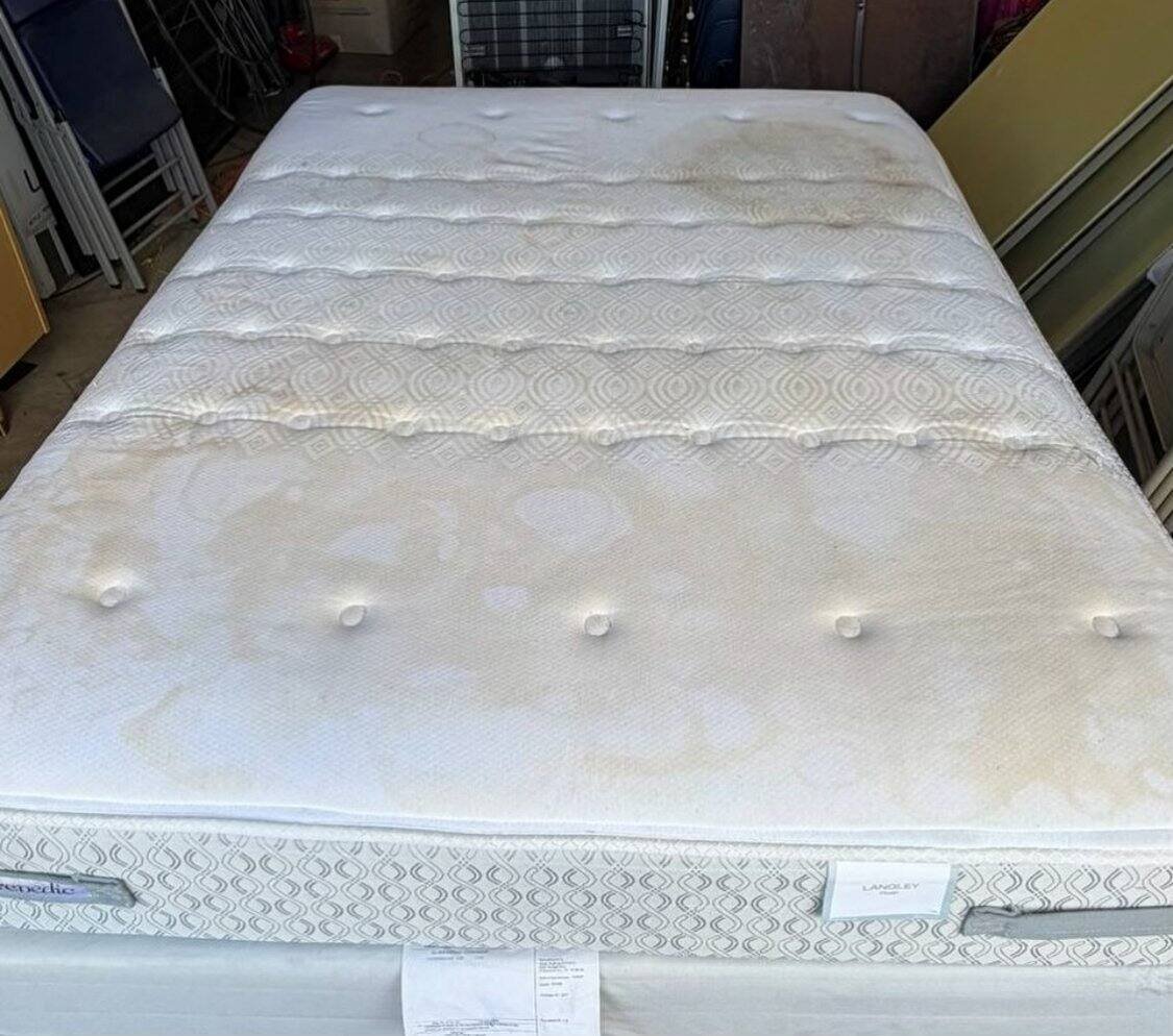 Matelas blanc taché, avant nettoyage